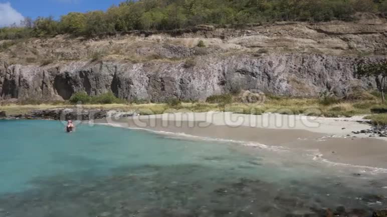 在加勒比海偏远的海滩上洗澡视频的预览图