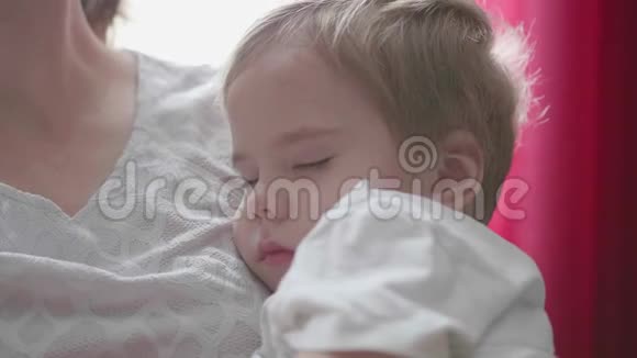 一个小孩子睡在妈妈的手上孩子的温柔和呵护视频的预览图