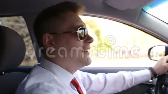 戴太阳镜的年轻人开着一辆现代汽车视频的预览图
