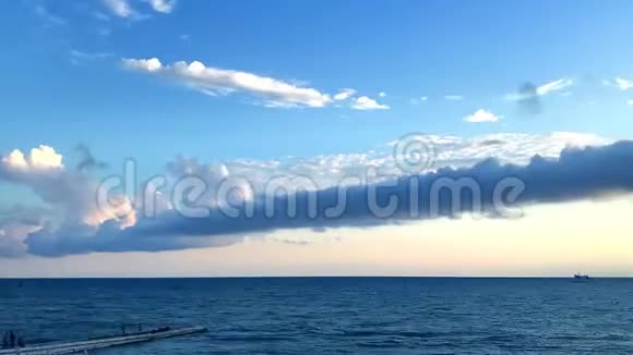 美丽的夏日海景视频的预览图
