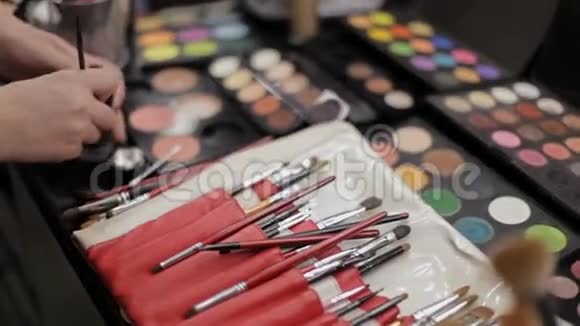 化妆师的作品化妆沙龙中的专业化妆品化妆用的豪华化妆品多元色视频的预览图