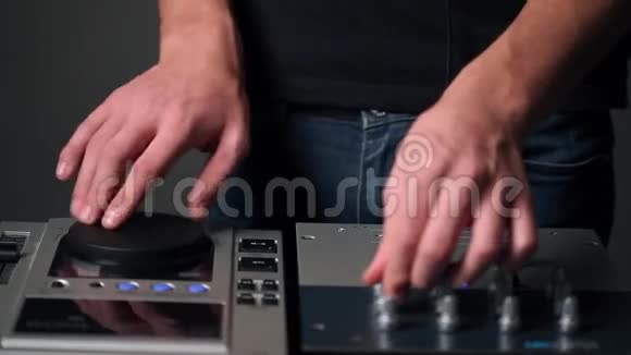 DJ男手制作音乐视频的预览图