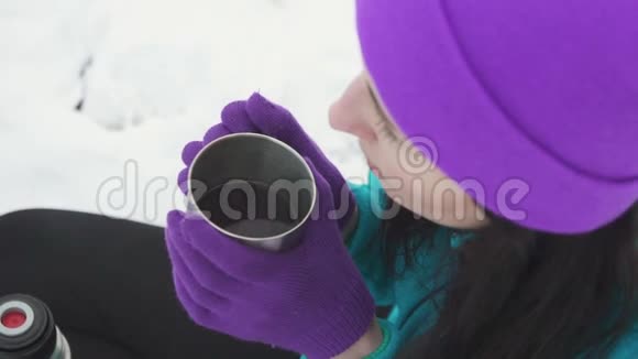 女孩在冬天在户外喝热茶或咖啡视频的预览图