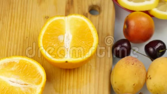辣妹把新鲜的橘子水果切在切割板上做沙拉或榨汁减肥和节食的概念4K视频的预览图