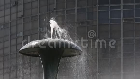 城市公园喷泉背景模糊视频的预览图