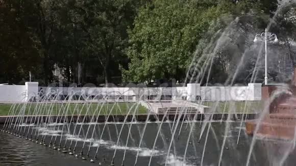 城市公园喷泉背景模糊视频的预览图