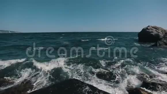 关闭一个大波撞在石头上并在相机前面喷洒斯坦迪卡姆视频的预览图
