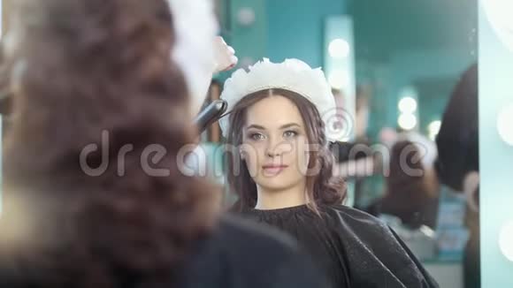 专业发型师制作婚礼发型视频的预览图