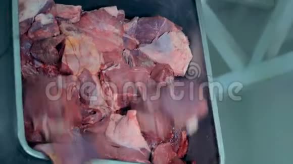 肉类来自肉类包装工厂的桶视频的预览图