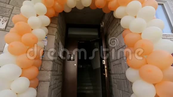 婚礼牌坊的白色和橙色气球装饰门不是人视频的预览图