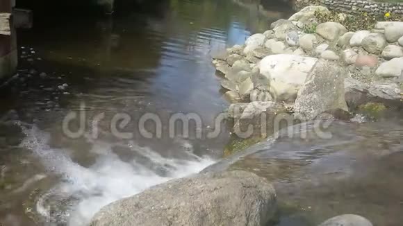 城市公园石头上的水流视频的预览图