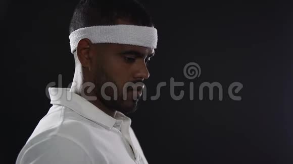 男网球运动员手持球拍西班牙裔运动员准备比赛运动视频的预览图