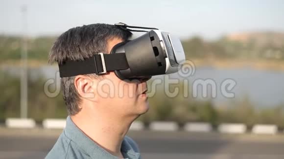 人使用虚拟现实的头盔潜水游戏或全景视频周围的电影并寻找视频的预览图