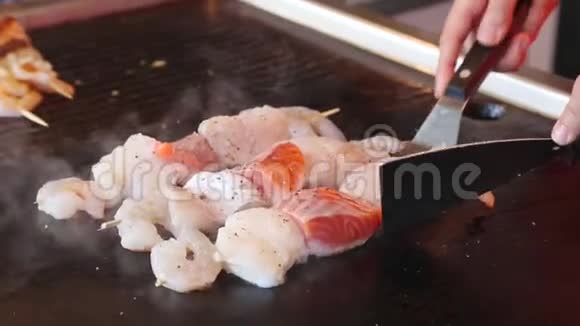 卑尔根市场上的烹饪海鲜视频的预览图