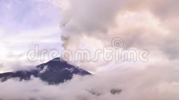 厄瓜多尔安第斯山脉Chambo河的气摄视频的预览图