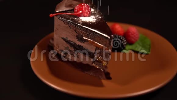 巧克力蛋糕倒入香草粉糖视频的预览图