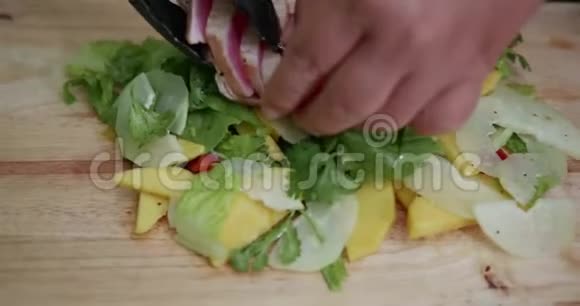 油炸美味的三文鱼牛排木瓜沙拉视频的预览图