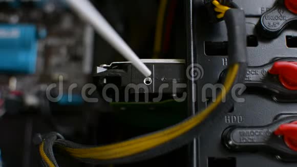 专业维修人员负责压力清洗PC硬盘驱动器插槽视频的预览图