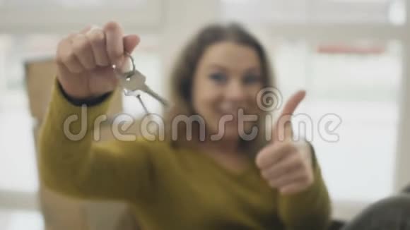 带着新房子钥匙的幸福女人视频的预览图