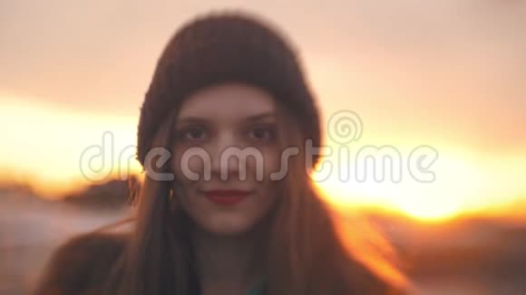 日落时红唇的美女画像视频的预览图
