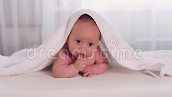 新生婴儿下白巾视频的预览图