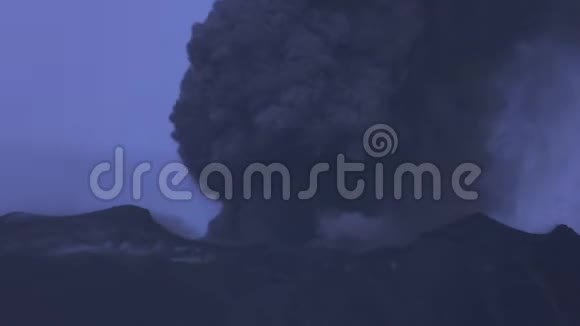 突围夜射时通古拉华火山的远观视频的预览图