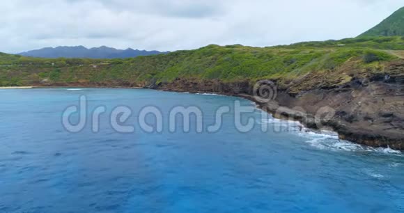 悬崖和大海的风景视频的预览图