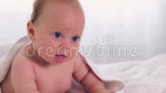 新生婴儿下白巾视频的预览图