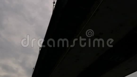 河上的一座大桥连接城市两岸的建筑建筑巨大的结构一辆卡车视频的预览图