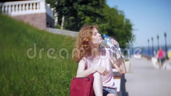 年轻女子在健身跑步后喝水视频的预览图