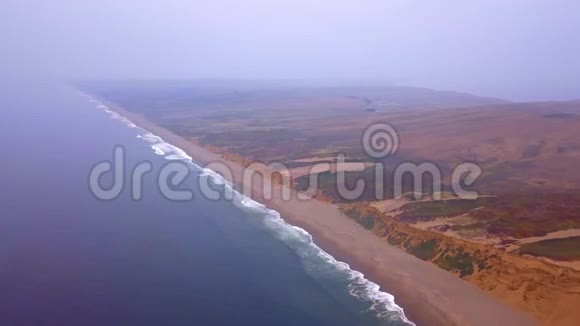 太平洋雷耶斯角海岸线的超高垂俯视图视频的预览图