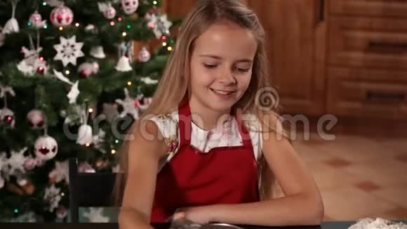 快乐女孩在面粉里画一棵圣诞树视频的预览图