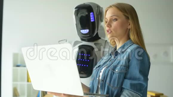 女人和机器人在办公室工作视频的预览图