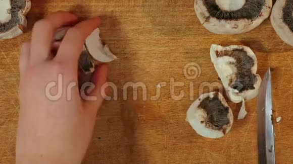 切蘑菇做饭视频的预览图