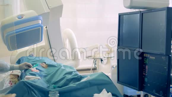 外科医生移动病人使用医疗设备在医院做手术4K视频的预览图