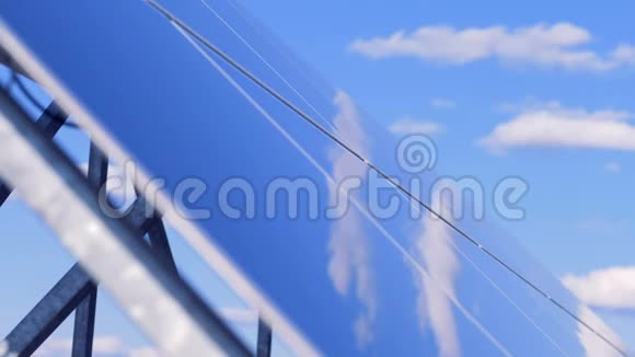 太阳电池在天空背景特写工作面板从太阳获取能量视频的预览图