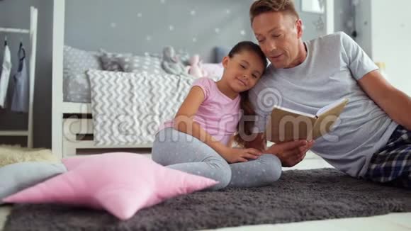 爱心父亲为小女儿读童话视频的预览图