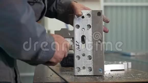 男性工作手用刮刀研磨金属体视频的预览图