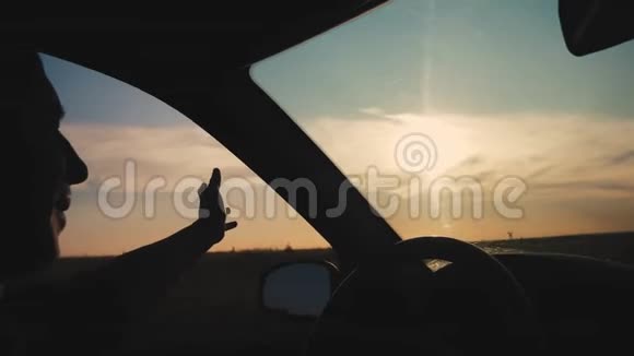 旅行自由概念慢动作视频驾驶者用手在车窗的背景上玩太阳视频的预览图