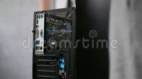 个人电脑机箱维修保养放置黑色机箱盖视频的预览图