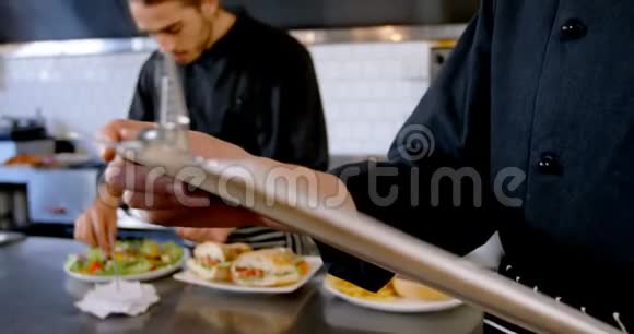 大厨一边看剪贴板一边讲手机4k视频的预览图