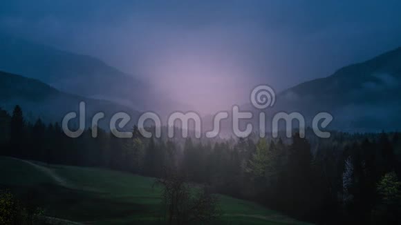 奥地利森林山阴天下雨视频的预览图