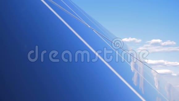 天空背景上的太阳能装置关闭太阳能电池板在晴天在屋顶上工作视频的预览图