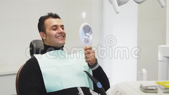 健康的成熟男人在牙齿检查后竖起大拇指视频的预览图