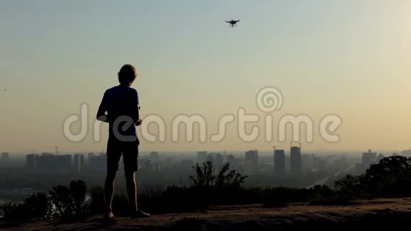 金发男子指挥一架飞行无人机在基辅的斯洛文尼亚飞行视频的预览图