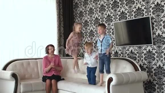 小孩子在沙发上跳视频的预览图