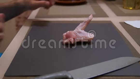 鸡翅厨师做翅膀男人的手切鸡肉水牛视频的预览图