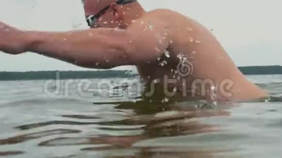 人类游泳者在湖水中游泳视频的预览图