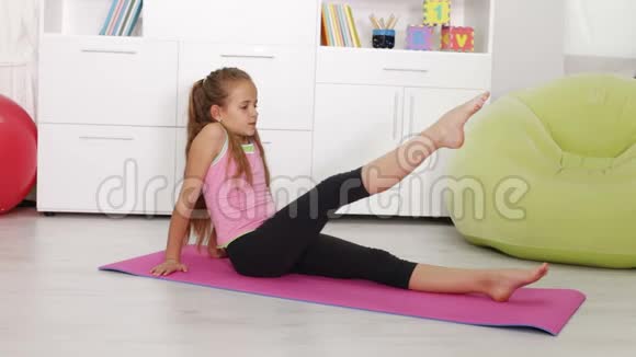 年轻女孩在家锻炼腿部训练视频的预览图