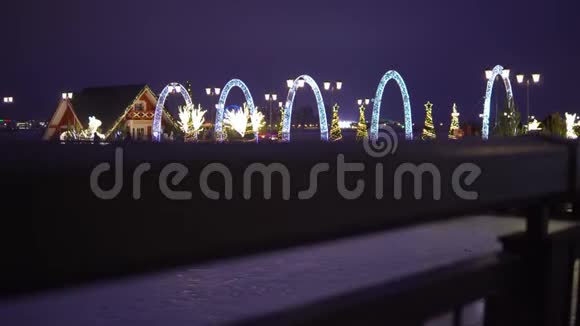喀山一座冰封的湖上的码头上面装饰着新年的装饰品视频的预览图